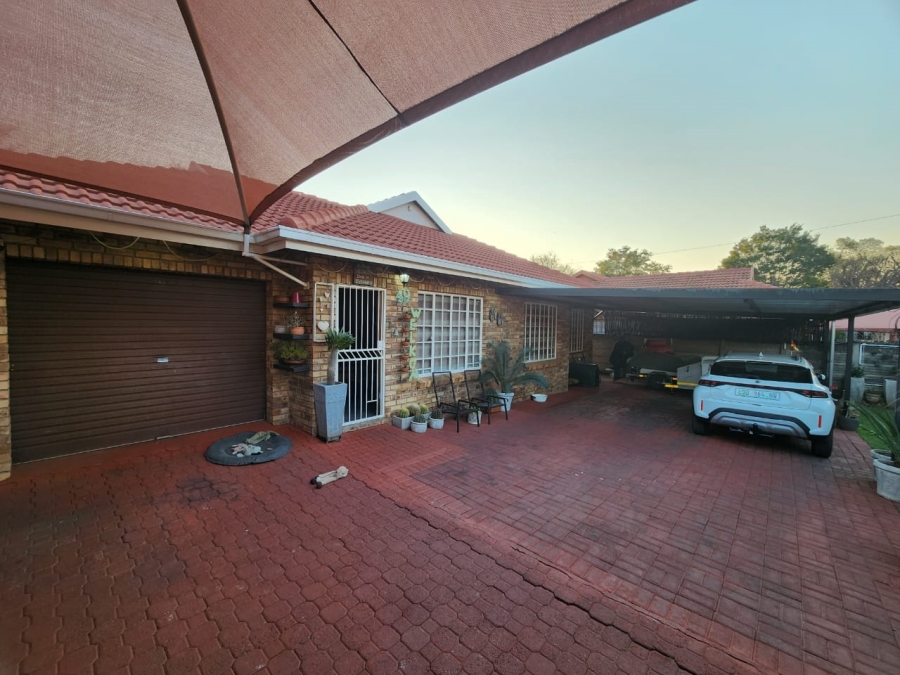 3 Bedroom Property for Sale in Protea Park North West